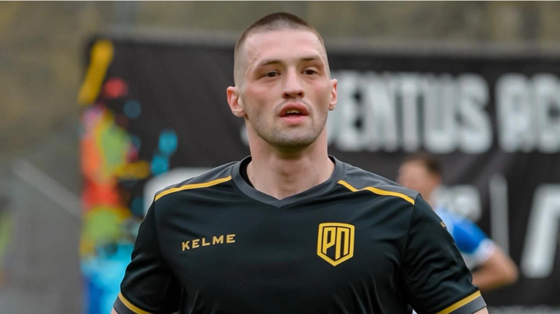 футболист на поле